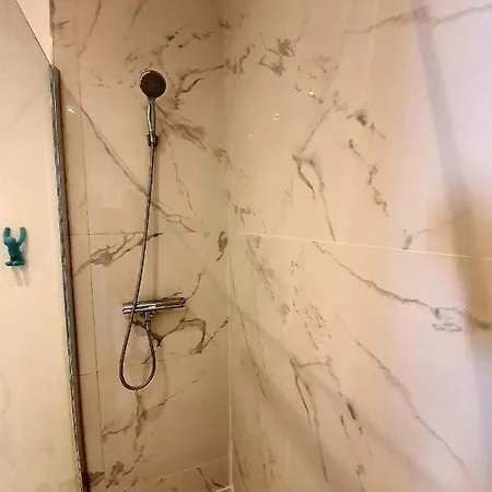 Freshly Tastefully Renovated In Heart Of Old Appartement