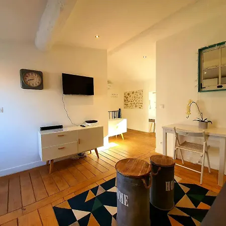Freshly Tastefully Renovated In Heart Of Old Appartement Antibes