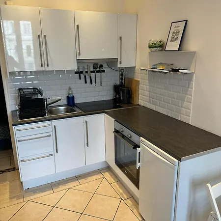 Freshly Tastefully Renovated In Heart Of Old Appartement