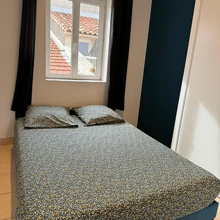 Freshly Tastefully Renovated In Heart Of Old Appartement *