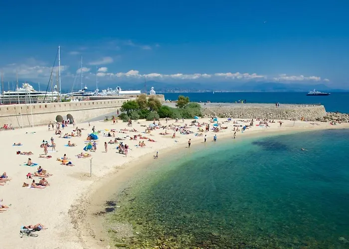 Apartment Freshly Tastefully Renovated In Heart Of Old Antibes