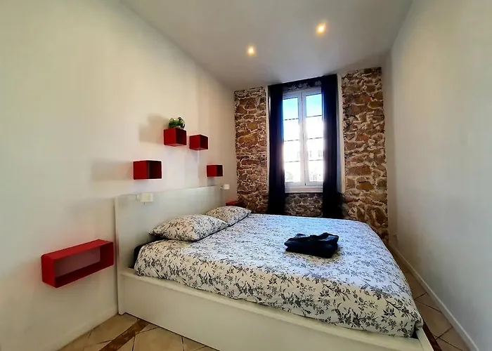 Freshly Tastefully Renovated In Heart Of Old Apartment *