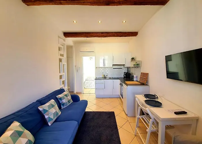 Apartment Freshly Tastefully Renovated In Heart Of Old