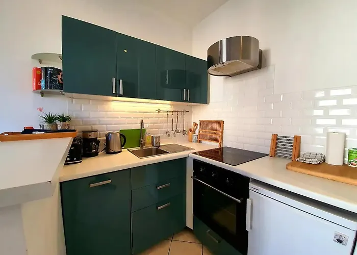 Apartment Freshly Tastefully Renovated In Heart Of Old Antibes